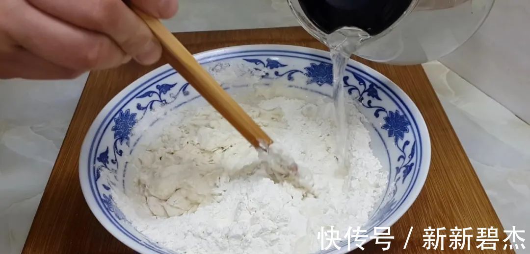 我家烙饼从来不早起,冰箱里一放,比手抓饼好吃,一次四个不够吃