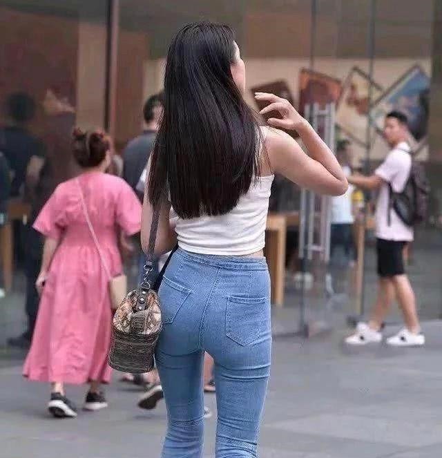 时尚 紧身牛仔裤设计简单,穿起来舒适时尚,穿起来尽显曲线美!