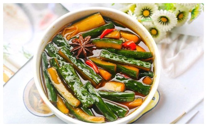 腌黄瓜又脆又绿窍门在这里,简单易学,口感清脆,吃着停不下来