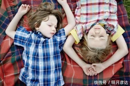 睡眠时间|这些行为可能会让孩子长不高,家长抓紧改正