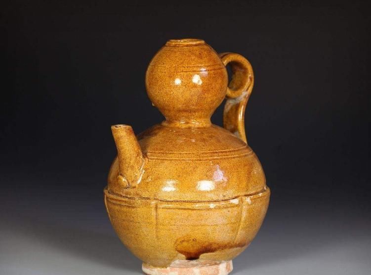 20年前用手镯换一壶,结果手镯拍了860万,夫妻鉴定后情绪不稳