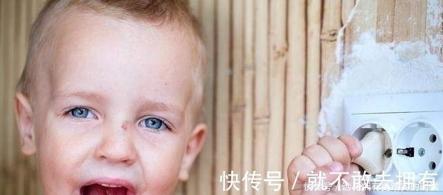 冰箱|一不留神，小宝的手就被冰箱门夹到了；孩子每天要面临多少危险？