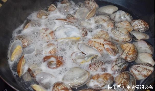 海鲜|半斤鲜虾,半斤花蛤,1把金针菇,烤出“海鲜大咖”,吃得超过瘾