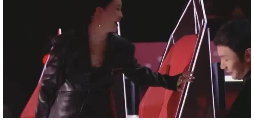 同樣是導師,那英全場最活躍卻搶不到人,李克勤話雖不多但最高明