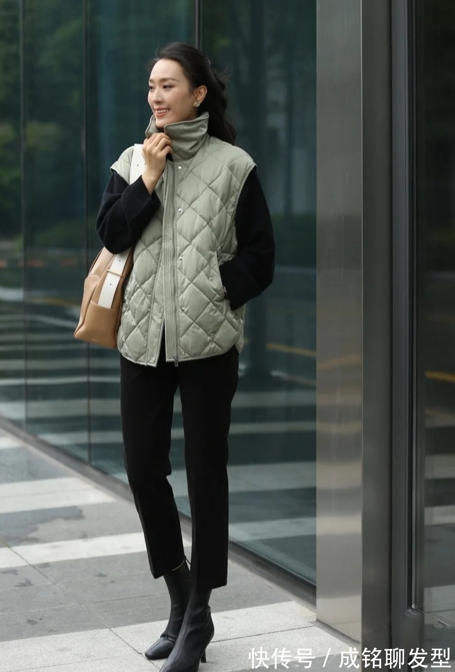 女人 女人不管四十还是五十,建议多穿“九分裤+短靴”,显腿长又显高