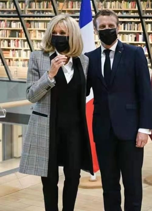 法国夫人太温柔！卫衣搭长裤简约风，亲小25岁老公额头像亲小孩