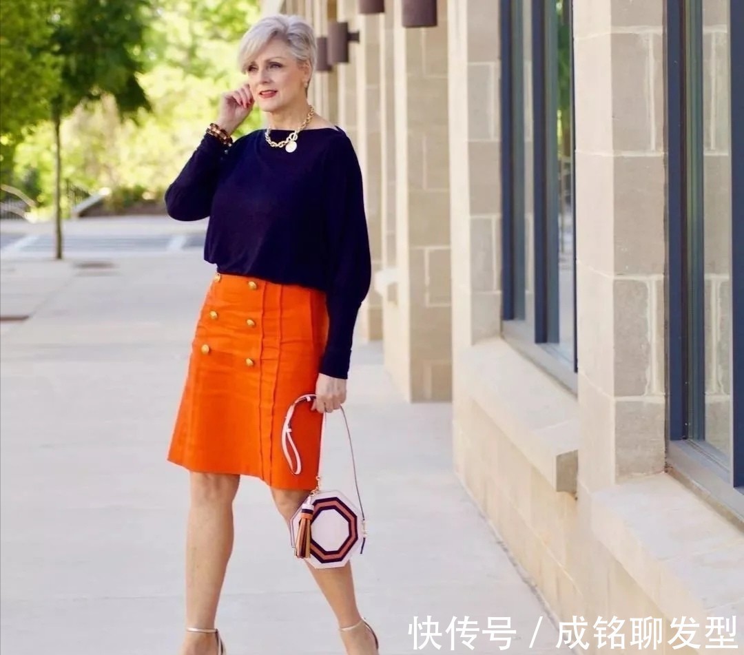 老年人|论穿搭就服这位62岁的奶奶,越老越有魅力,行走中的穿搭教科书