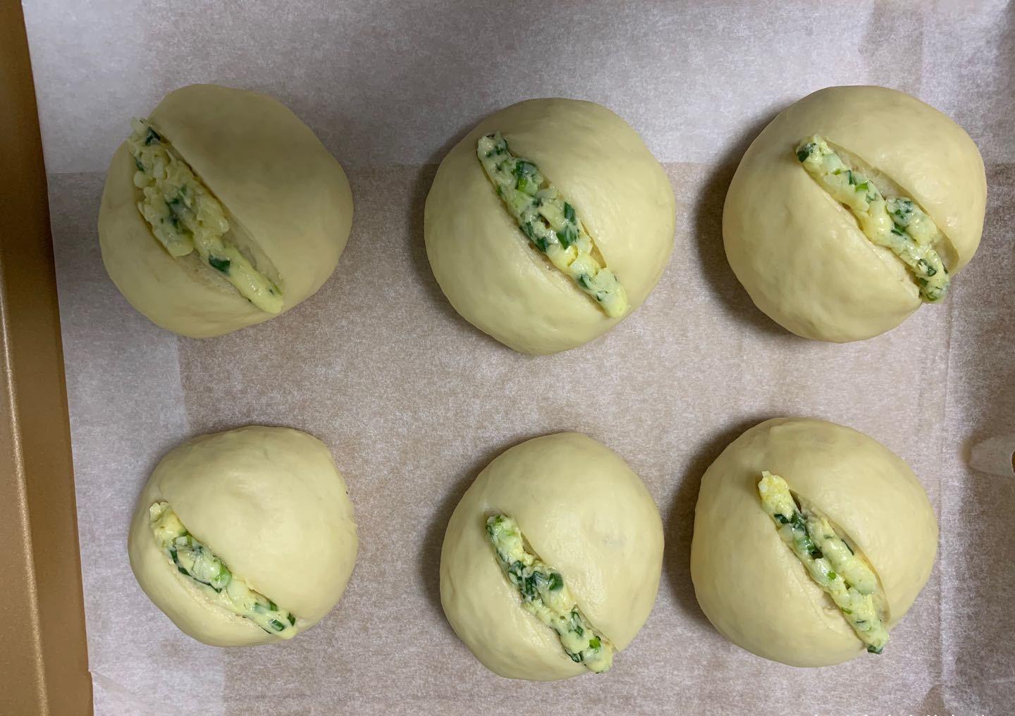 黄油25克|分享一款面包真独特,蒜香浓郁松软拉丝,吃一口就停不下来