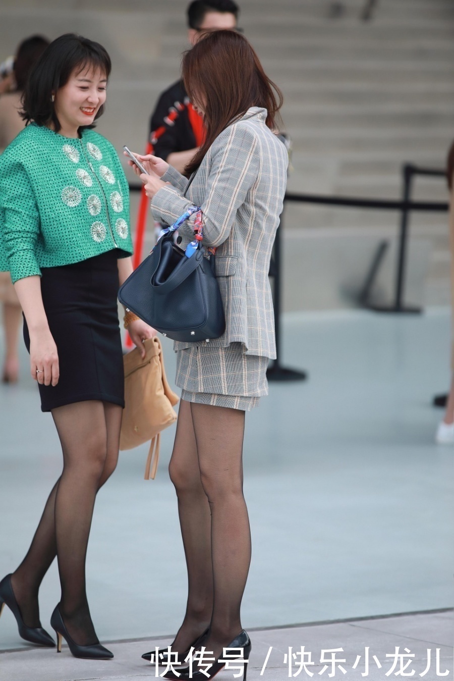 美女|街拍路边自拍的两位黑丝美女,完美腿型很吸睛