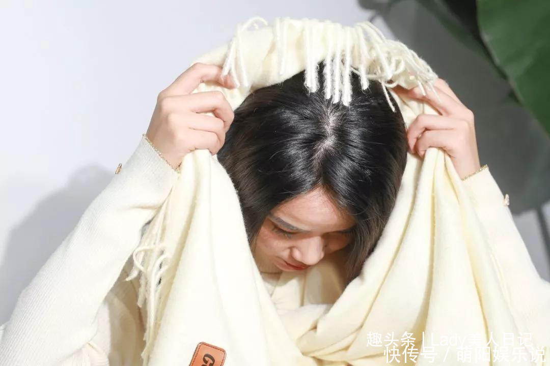 穿大衣怎样系围巾这样搭配比别人高级10条街,太有贵妇范了