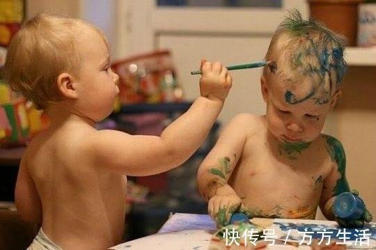 女儿|爸爸抱着女儿睡觉,旁边的儿子一脸无辜,儿子:我应该是失宠了