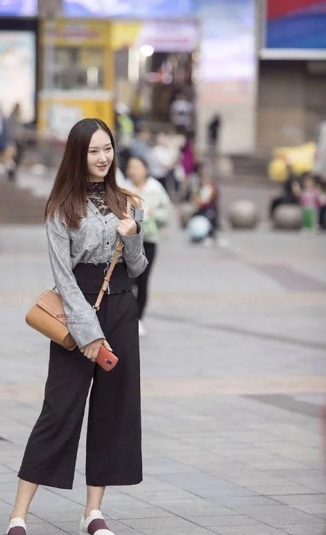 街拍：美女身材好就是这么自信，闺蜜的大长腿也十分吸睛