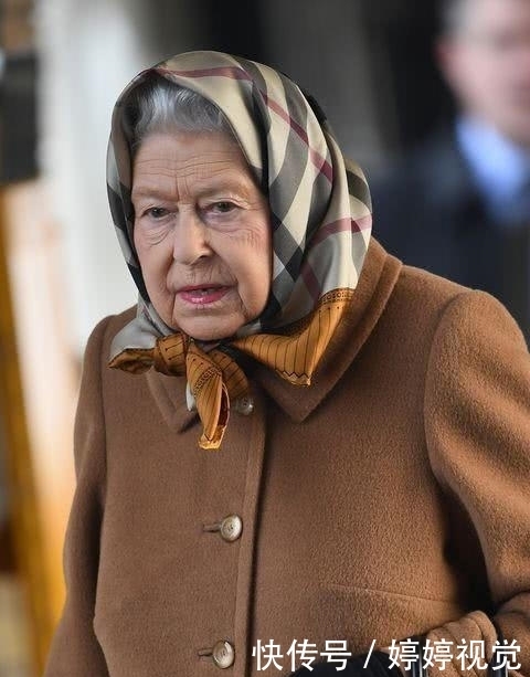 戴帽子|92岁英国女王难得淘气,扮成乡村老太好可爱,自己搭火车过圣诞