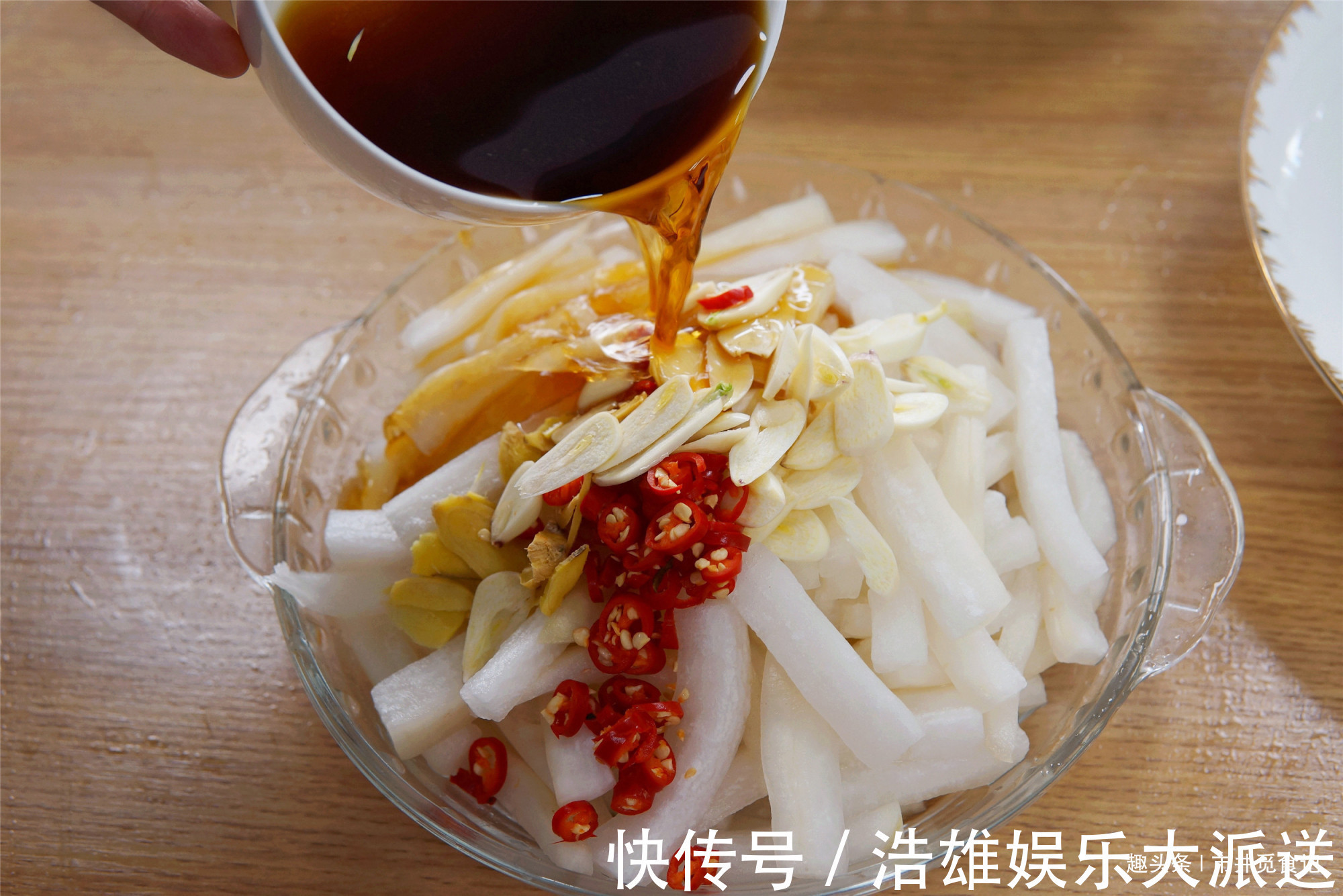 奶奶用了几十年的腌萝卜配方,酸辣开胃,喝粥绝配,不比饭店的差