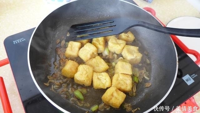  豆腐加这菜清香无比，再来点肉，好吃到上桌秒光！只长劲不长胖