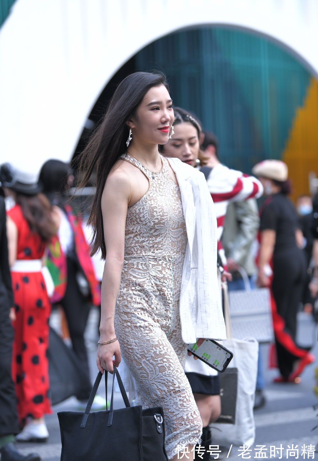 穿搭|街拍:出门匆忙的“大姐姐”,头发虽然毛躁,但“紧身裙”却是时髦优雅