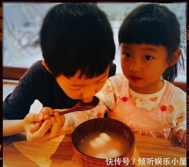 机智回答逗趣十足,兄妹俩的对视太有爱了