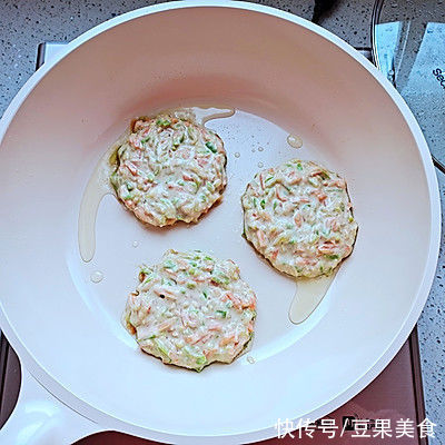 西葫芦煎饼|两块钱搞定一道家常美食西葫芦煎饼