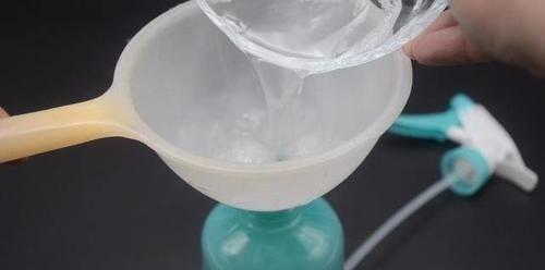 厨房玻璃有油污洗不干净教你一招，轻轻一擦油污全去除，真实用