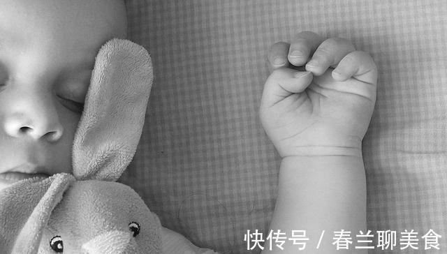 育婴师|宝宝在吃手时,你会不会强行拉开他的小手呢育婴师来和你说说