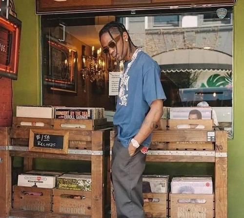 Travis Scott又上脚天价Dunk，烧了他鞋柜！要赔多少钱？