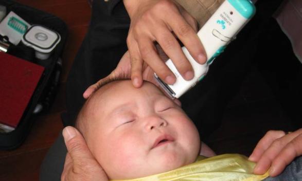 迷信|奶奶把满月孙女眉毛剃光,3个月后全家后悔不已,“迷信”太害人