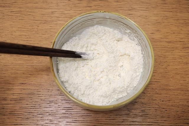 香肠|不用打发鸡蛋的无油华夫饼，早上吃真不赖，烤肠蔬菜沙拉搭配上