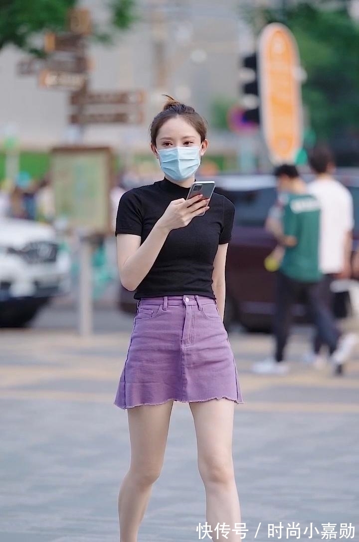 小姐姐 妹子套上短裙就出街?配T恤潇洒大方,这气质真的绝