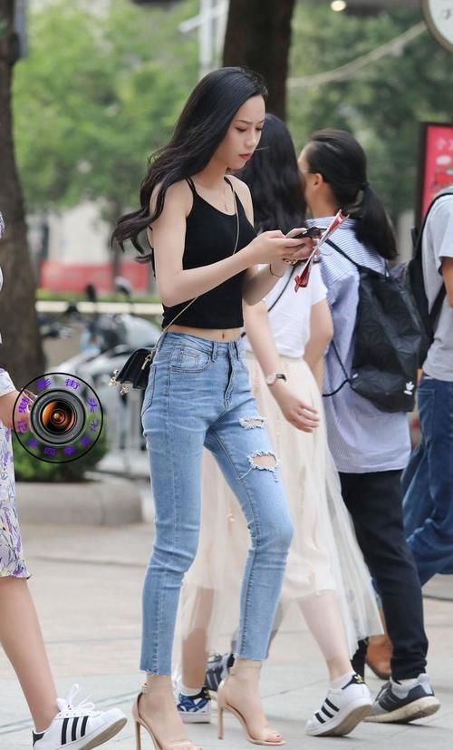 搭配 紧身牛仔裤搭配高跟凉鞋,美女的简单穿搭,修身显腿长提升气质