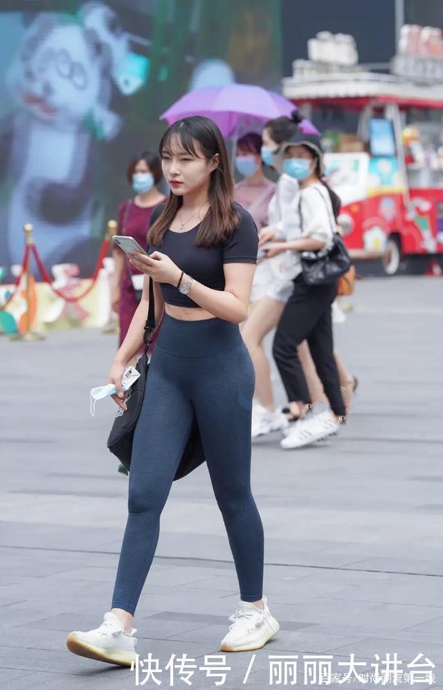 谁还没穿过小黑裤但以这样的方式出现,展现了小女人的一面!