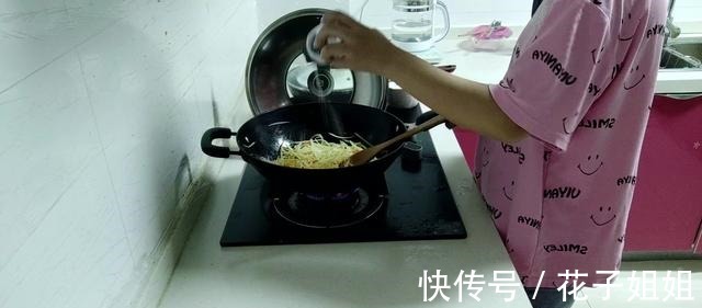 美食|1个土豆加1个西红柿就能做成一道好吃的美食，想吃就来跟我一起做！