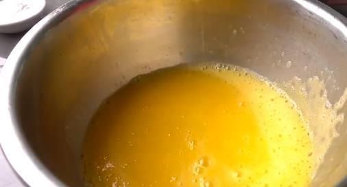 不用烤箱,不用打蛋器,教你做蓬松的金黄色蛋糕