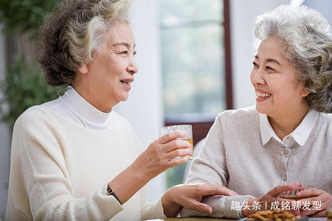 发量 六十岁以上的女人适合什么发型做发型时应该注意哪些细节