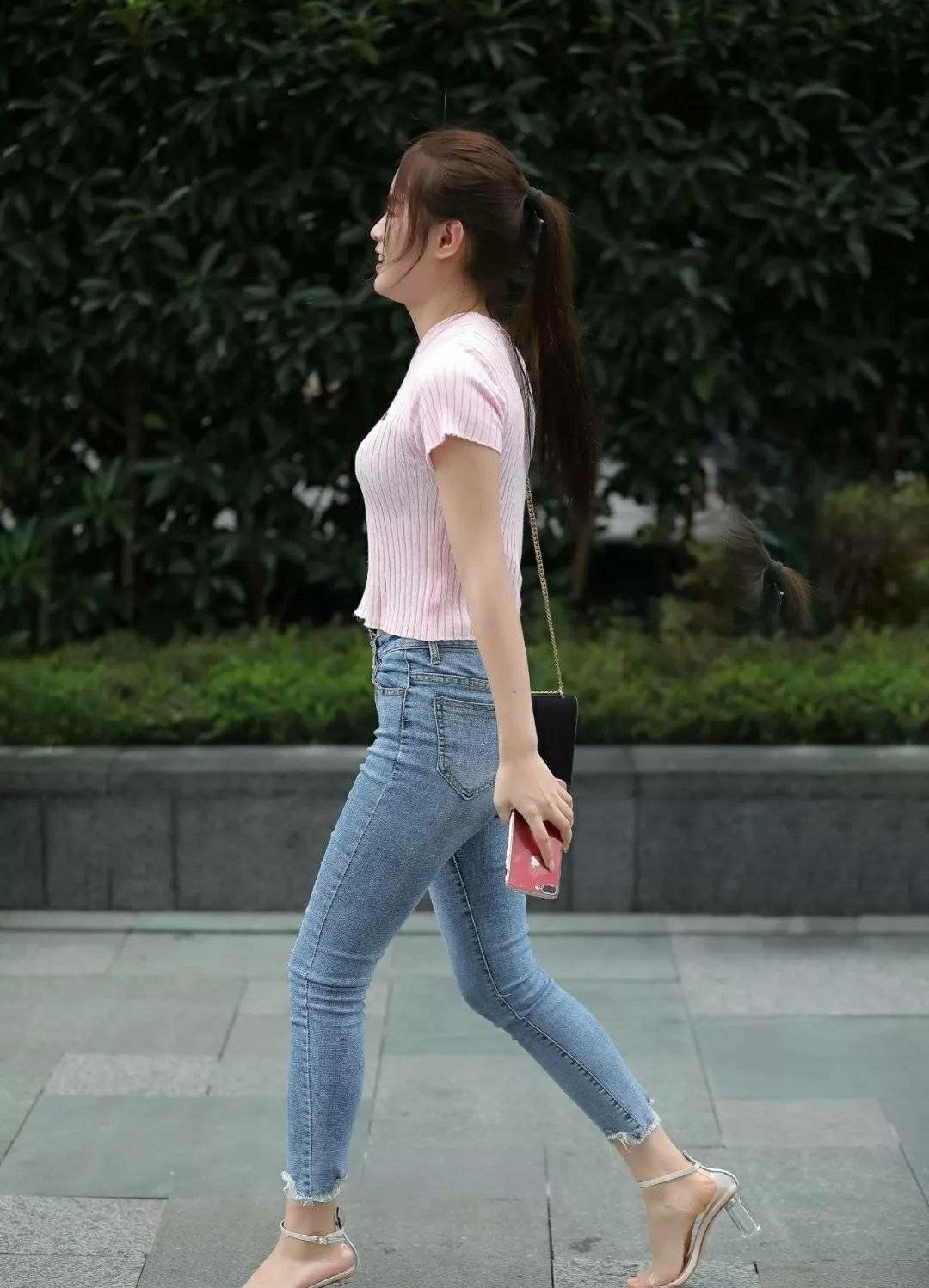 时尚|街拍镜头感很好的时尚小姐姐,这么美的牛仔裤女友你是在哪找的