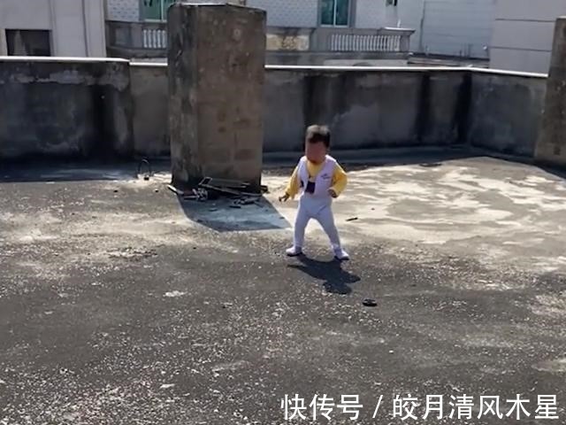 萌娃|福建一萌娃楼顶晒太阳,却被自己影子吓得崩溃大哭,妈妈反应亮了