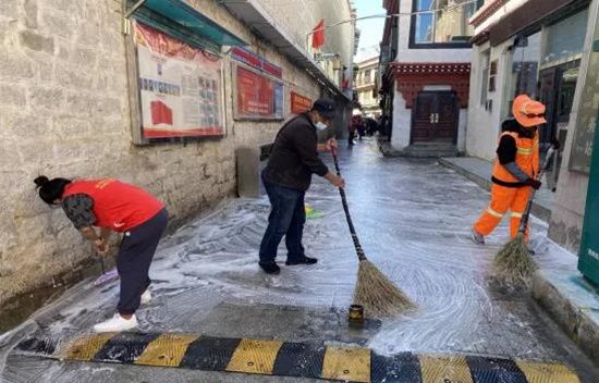 拉萨吉崩岗街道开展卫生大扫除 让社区“靓”起来
