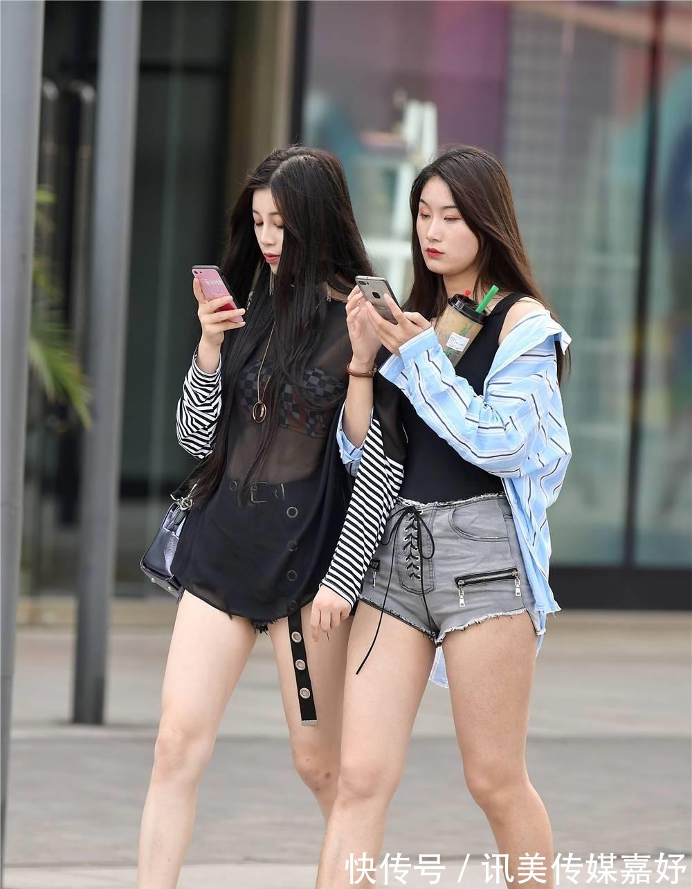 街拍|和姐妹一起逛街,如何搭配出不同的味道,有自己独特的搭配风格