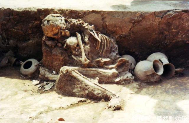  地震来临，“母亲”紧紧护着孩子死去，被人发现已过了4000年