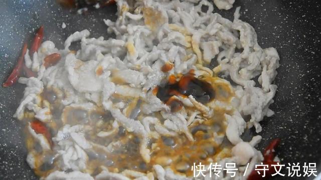 老厨师酒后揭秘：不论炒任何肉，只要多放一勺它，爽滑干脆不粘锅
