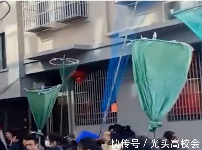 金华一新房上梁仪式现场出现奇特一幕，众人举渔网等候：接红包雨