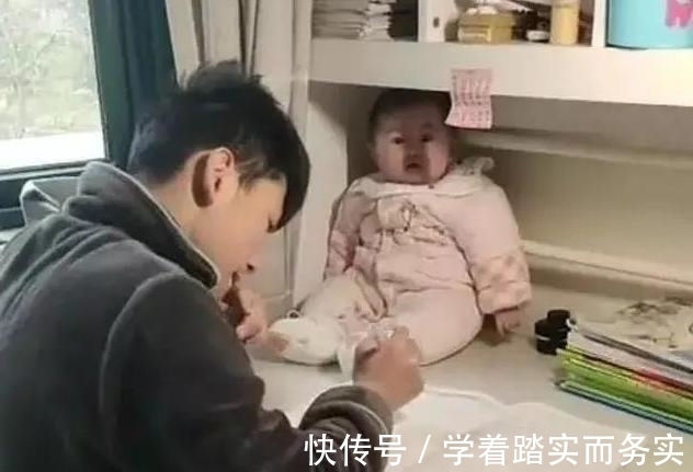 爸爸妈妈|哥哥写作业把妹妹当"吉祥物",网友笑评:妹妹为这个家付出太多
