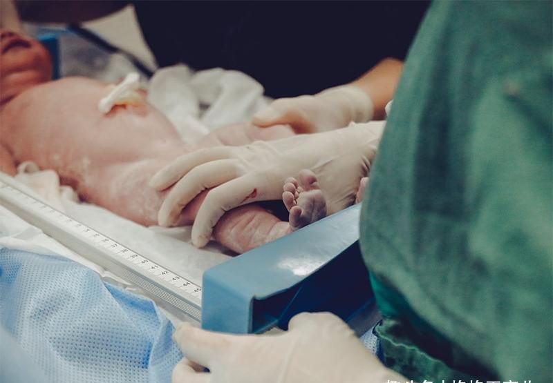 剖腹产需不需要提前住院？还是当天才去？