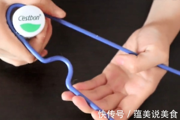 塑料瓶盖上套一个衣架，塞进马桶里面，解决了家家户户的大烦恼！