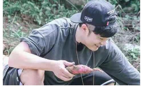 张子枫|《向往3》陈赫吃小龙虾，谁注意他把壳扔哪了？素质是装不出来的