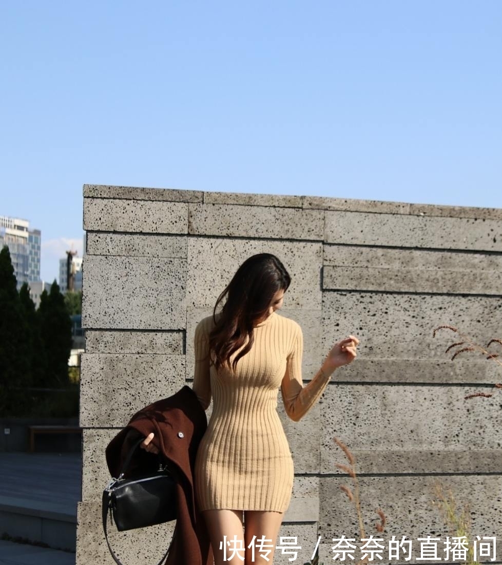 凹凸|街拍:紧身套裙搭配小姐姐细嫩的肌肤,尽心凹凸有致丰满好身材