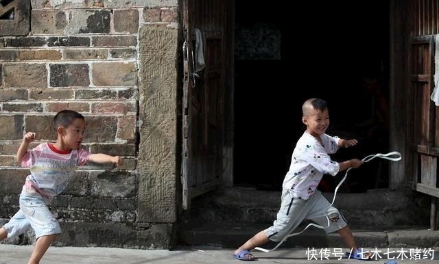 女孩|“孩子小，喝你一口奶茶咋了”宝妈无理护短，女孩我有肺结核