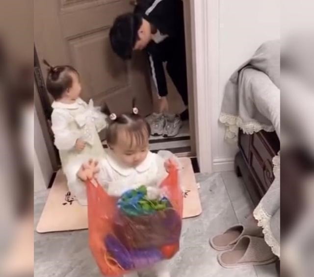 独生子女|爸爸买菜回来,三胞胎出人意料的举动太暖心,网友:得有多幸福啊