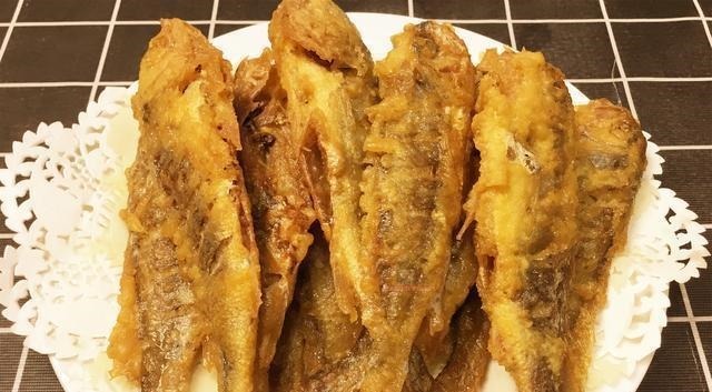 炸小黄花鱼想要金黄酥脆，试试老阿姨的这种做法，简单实用