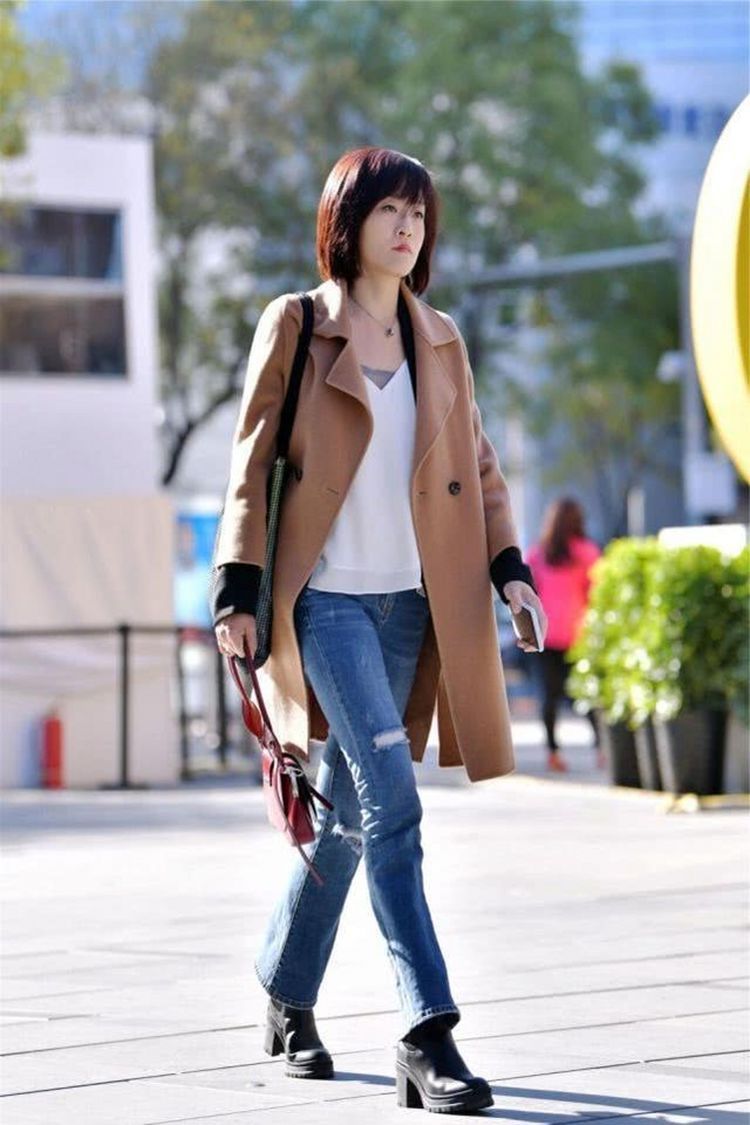 气质|街拍:“牛油果绿”小姐姐,时尚不乏成熟气质,为背面设计点赞