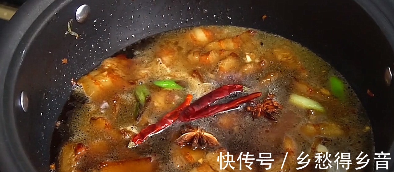 天凉了，用一块猪肉一把粉条炖着吃，暖身暖胃，上桌汤汁都不剩！